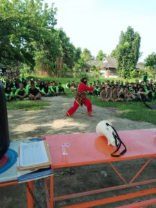 Atlet tapak suci sedang melakukan atraksi di hadapan ratusan mahasiswa ITSI Medan pada kegiatan penjaringan minat dan bakat, Jumat (10/03/2023)
