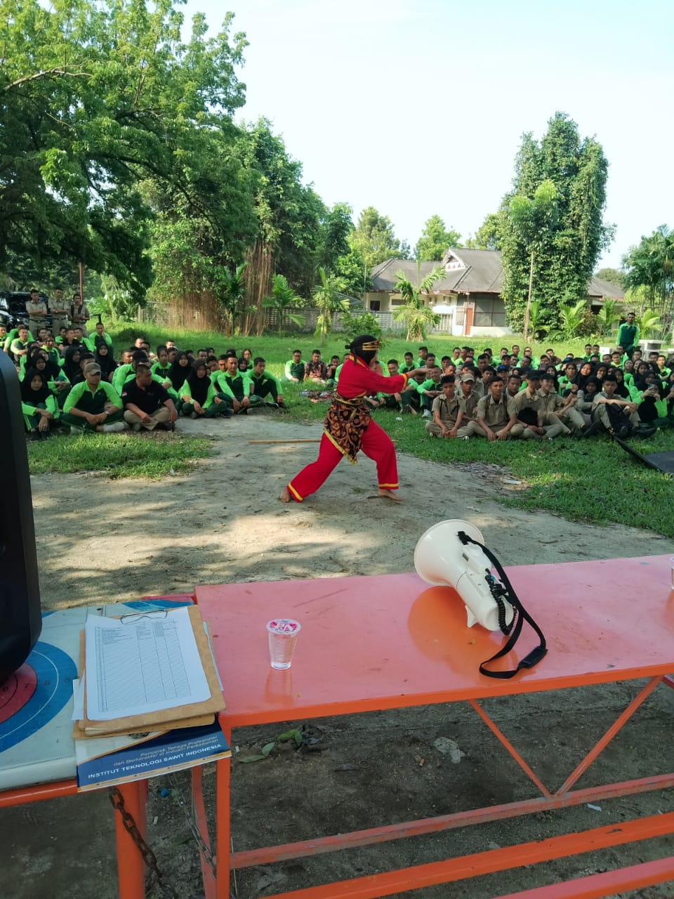 Atlet tapak suci sedang melakukan atraksi di hadapan ratusan mahasiswa ITSI Medan pada kegiatan penjaringan minat dan bakat, Jumat (10/03/2023)