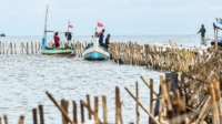 Nelayan Membongkar Pagar Laut