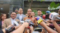 Mantan Presiden Indonesia Joko Widodo (Jokowi) menjawab pertanyaan media usai membuat laporan ke Polda Metro Jaya