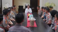 jokowi menerima tamu dari kepolisian