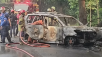mobil polisi yang dibakar warga di depok