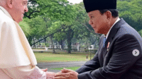 prabowo bersalaman dengan paus fransiskus saat pemimpin vatikan itu berkunjung ke indonesia