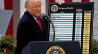 presiden amerika serikat donald trump saat mengumumkan tarif impor