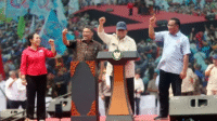 Presiden Prabowo Subianto menyampaikan pidato di hadapan puluhan ribu buruh yang menggelar aksi di monas