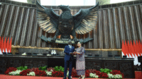 Puan Maharani menerima palu sidang PUIC dari Adama Bictogo Presiden Majelis Nasional Republik Pantai Gading