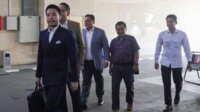 Rombongan Tim Kuasa Hukum dan Keluarga Jokowi di Gedung Bareskrim Polri