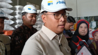 Wakil Menteri Pertanian Sudaryono saat berada di gudang beras Bulog Karawang