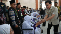 Wakil Presiden Gibran Rakabuming beserta istri meninjau keberangkatan calon jemaah haji asal medan di asrama haji kota medan
