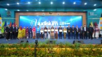 IMG-20261022-WA0006_compress2 Rektor UMSU Prof. Dr. Akrim, M.Pd diwakili Wakil Rektor Sumber Daya dan Keuangan (SDK) Prof. Dr. Muhammad Qorib, M.A, Dekan FKIP UMSU, Assoc.Prof. Syamsuyurnita, M.Pd, Wakil Dekan Bidang Akademik Assoc. Prof. Dr. Dewi Kusuma Nasution, M.Hum., dan Wakil Dekan Bidang Kemahasiswaan dan Alumni Assoc. Prof. Mandra Saragi, S.Pd., M.Hum. diabadikan bersama lulusab terbaik FKIP UMSU.